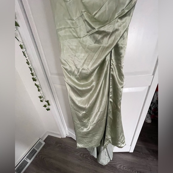Sage green dress with long dress tail 
Off the shoulders - Picture 2 of 4